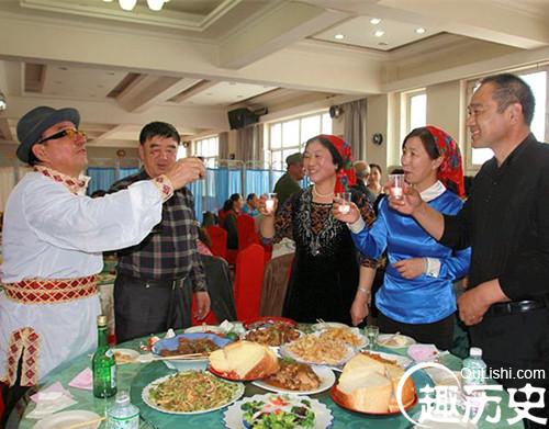 俄罗斯族的传统服装与服饰 俄罗斯族穿什么衣服