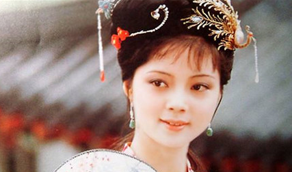 薛宝钗：红楼梦中的女主角，与林黛玉并列金陵十二钗之首