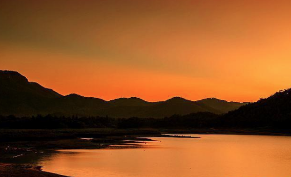 韦庄：韦应物的第四代孙，也是唐代花间派著名词人