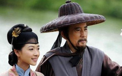 哪三位诗人由明臣仕清,而在当时被称为江左三大家?