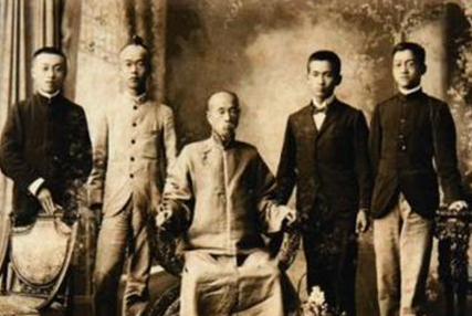清代桐城派的发展历程：初创时期，兴盛时期，末流时期