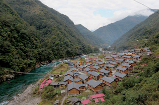 独龙族住什么样的房子?独龙族的建筑木垒房